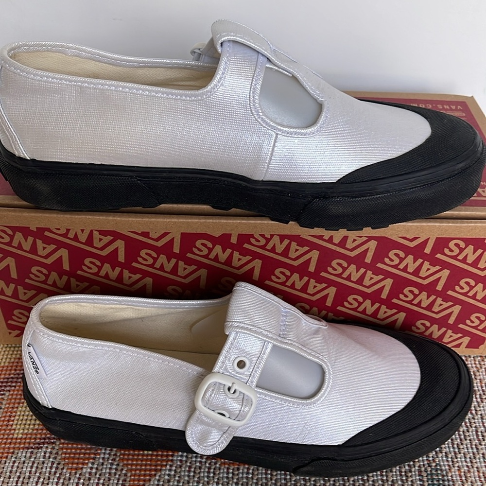 Vans WMNS Style 93
Coated Canvas True White
VN0A3XTJW00
Sneakers - Picture 2 of 16